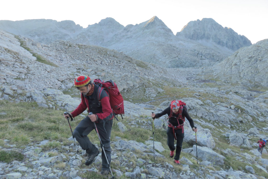  Delante Pau y Antoni camino del ibón al inicio original de la Cresta de Bardamina desde el lado este, al fondo el Pico d'els Corbets o Pico Perramó a la derecha, Tuca de Mincholet en el centro derecha y Batisielles Sur en el centro izquierda