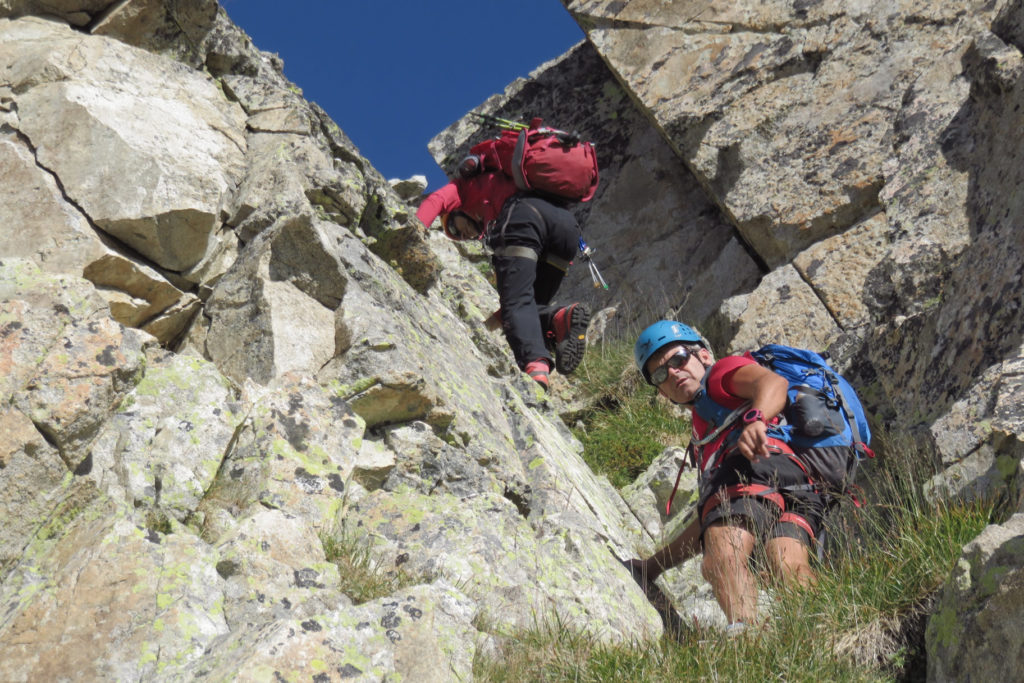 Antoni y Luis escalando en el comienzo de la cresta este del Bardamina