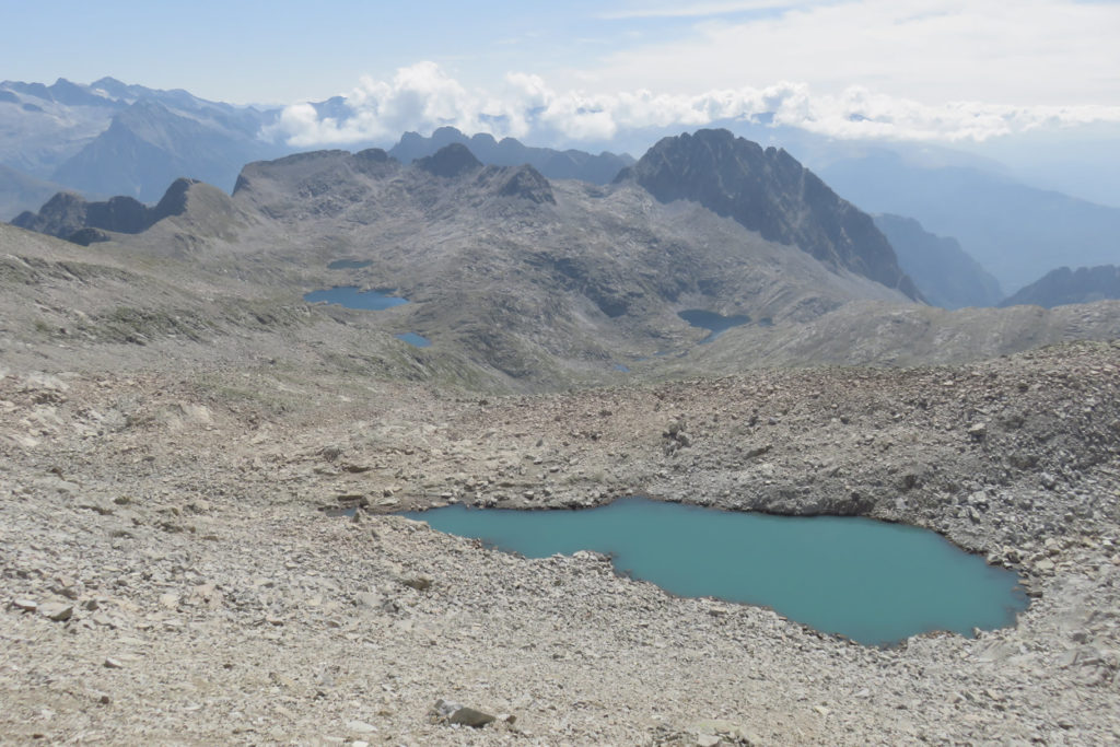 En el centro de la imagen, a la izquierda el Pllan d'els Ibons y a la derecha el Ibón de Eriste o Grist bajo el Pico d'els Corbets o Pico de Perramó