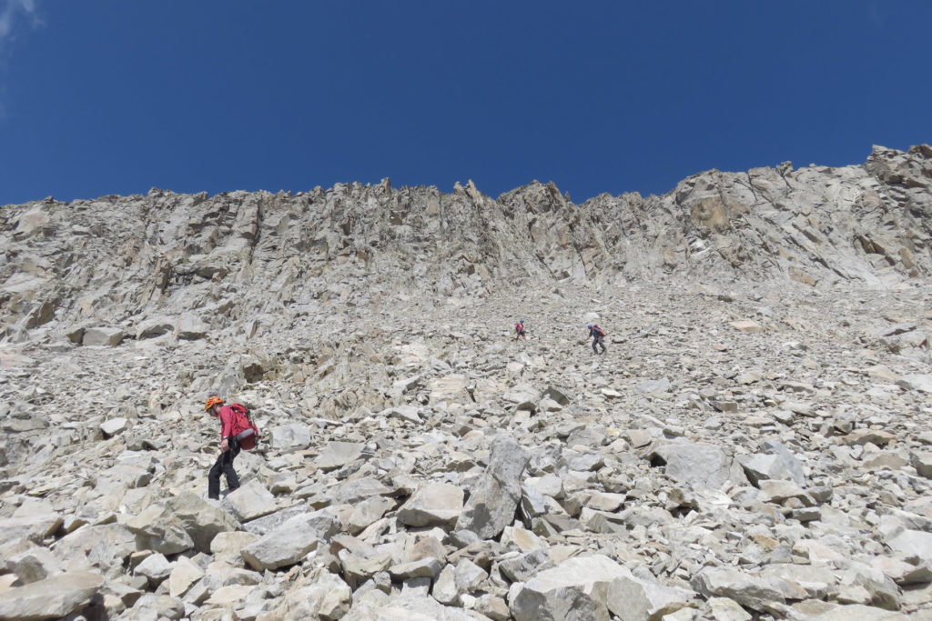 Arriba queda la cresta oeste del Bardamina en las proximidades del Pico de La Paúl