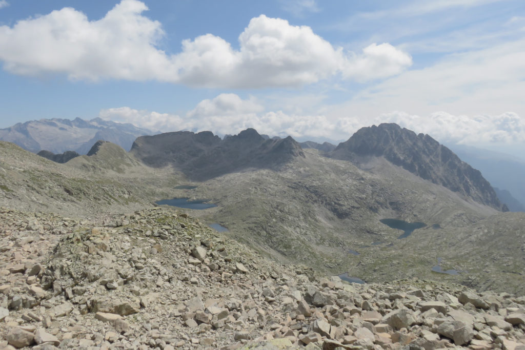 En el centro de la imagen, a la izquierda el Pllan d'els Ibons y a la derecha el Ibón de Eriste o Grist bajo el Pico d'els Corbets o Pico de Perramó