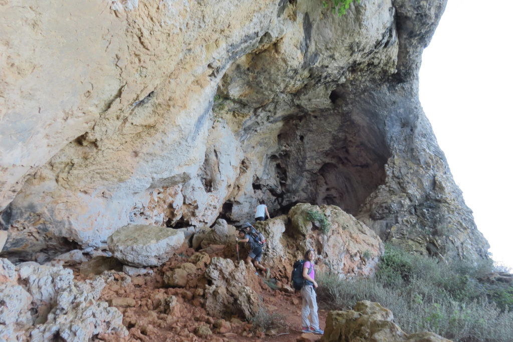 Delante Infi y Quique con Irene entrando a la Cova del Bolumini