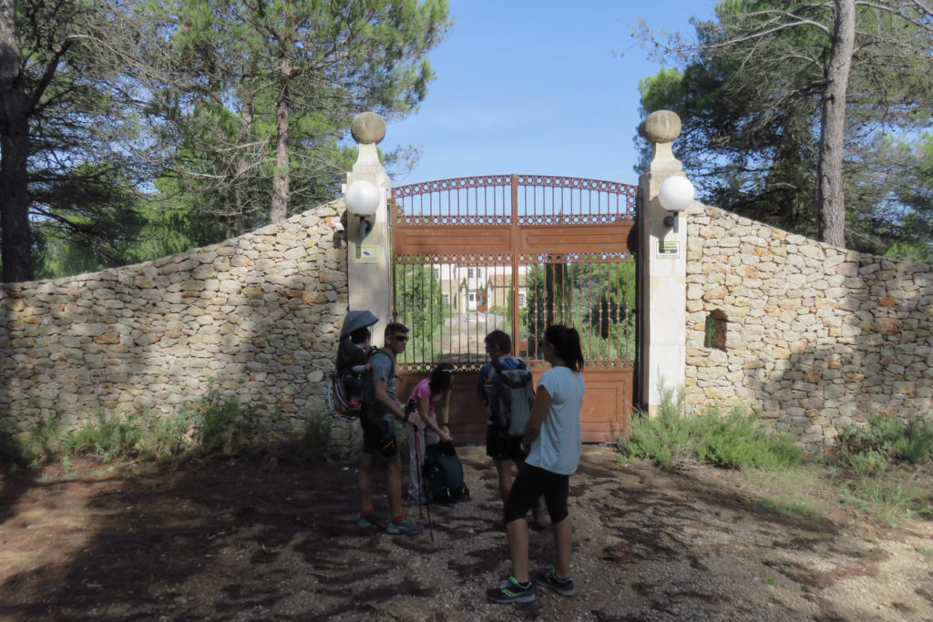 De izquierda a derecha: Quique con Irene, Infi, Jesús Santana y Eva en la puerta de Fontanarets