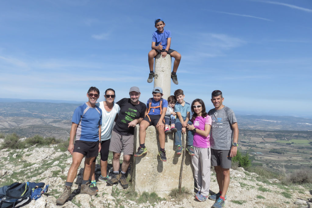 De izquierda a derecha: Jesús Santana, Eva, Joaquín, Carlos, Irene, Nico, Infi, Quique y arriba Jesús junior, en la cima del Portín, 1.087 mts.