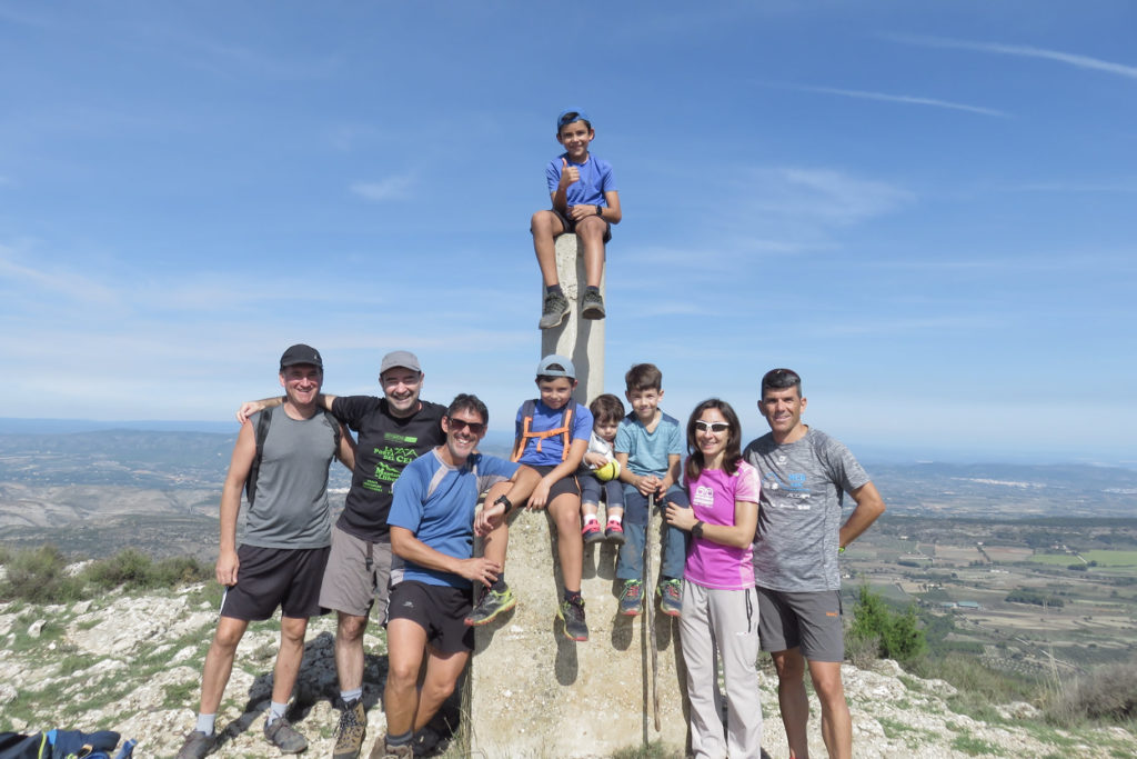 De izquierda a derecha: Francisco Grima, Joaquín, Jesús Santana, Carlos, Irene, Nico, Infi, Quique y arriba Jesús junior, en la cima del Portín, 1.087 mts.