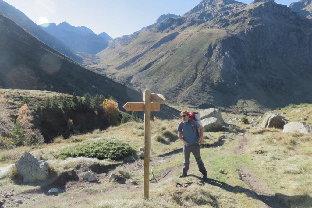 Pau junto al poste indicador de recorridos, detrás a la izquierda el valle de Varilles