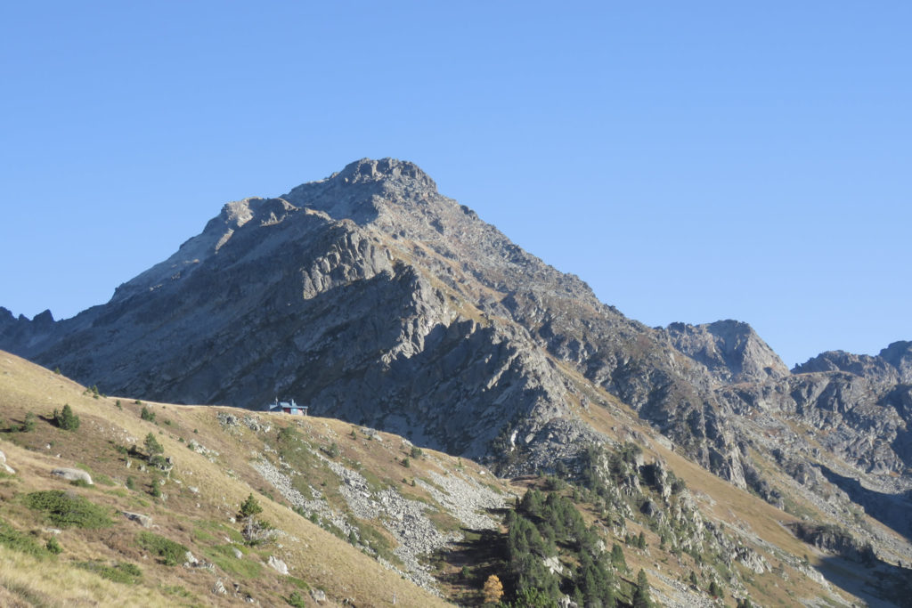 Pic de Rulhe y delante el refugio del mismo nombre