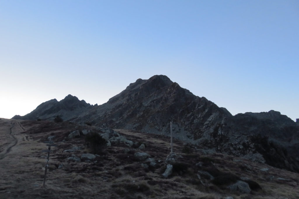 Amanece en el Pic de Rulhe desde el Refugio de Rulhe. A la derecha el Pic d'Escobes, a la izquierda el Pic de La Forcanada. Más a la izquierda la senda que nos acerc al Pic de Rulhe