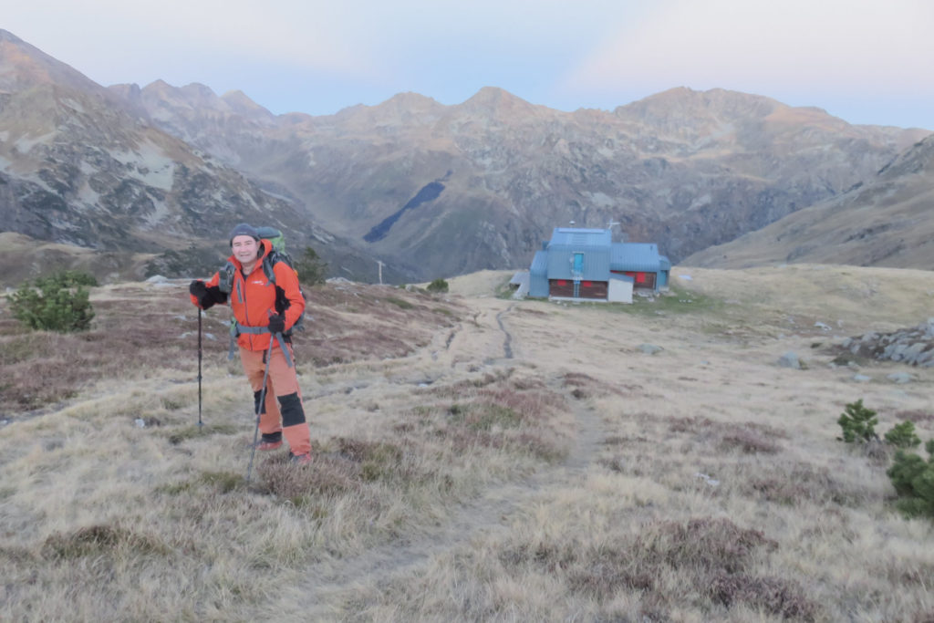 Joaquín saliendo del Refugio de Rulhe hacia la cara norte del Pic de Rulhe. Al fondo izquierda el valle de Varilles