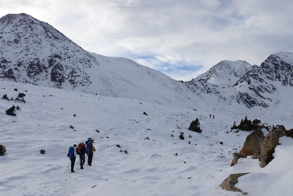 A la izquierda el Tossal Colomer y el Carlit al fondo