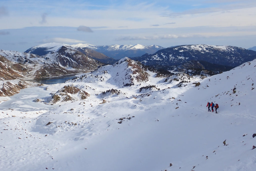 Bajando del Estany Sobirà Gelat, a la izquierda el Estany Sobirá y el Estany de Trebens