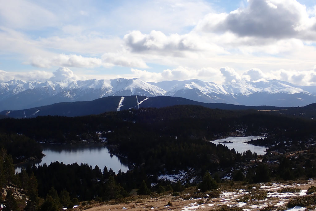 A la izquierda el Estany de La Comassa y a la derecha el Estany Sec