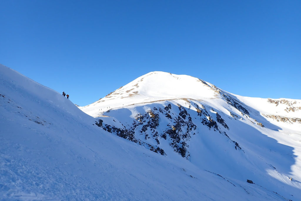 Coll de La Marrana, 2.529 mts., al fondo el Bastiments