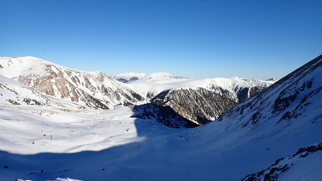 De derecha a izquierda: Costabona, Roc Colom, altiplano de Camp Magre y Coma Ermada, al fondo el Canigó, Pic de La Dona, desde el Coll de La Marrana