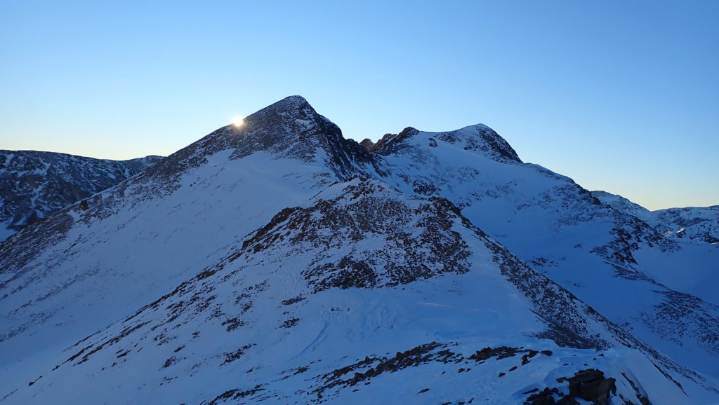 Abajo la Collada de Coma Mitjana, 2.705 mts., con el Pic de Freser a la izquierda, y el Pic de l'Infern a la derecha