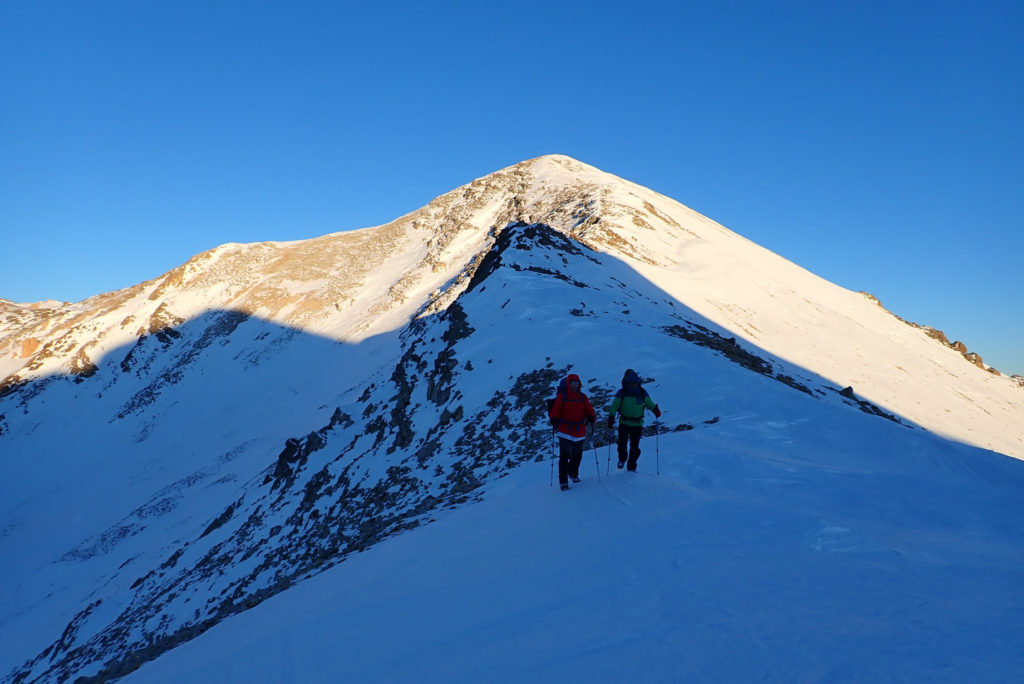 Paco y Gallemí llegando a la Collada de Coma Mitjana, 2.705 mts., arriba el Bastiments