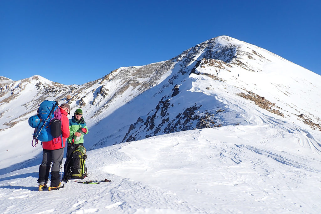 Josep Gallemí y Paco en la Collada de Coma Mitjana, 2.705 mts., con el Bastiments detrás a la derecha