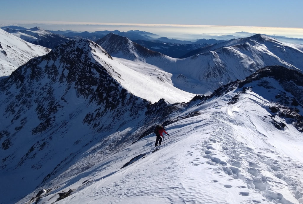 Joaquín llegando a la cima del Pic de l'Infern. A la izquierda el Pic de Freser, a la derecha el Pic dels Gorgs