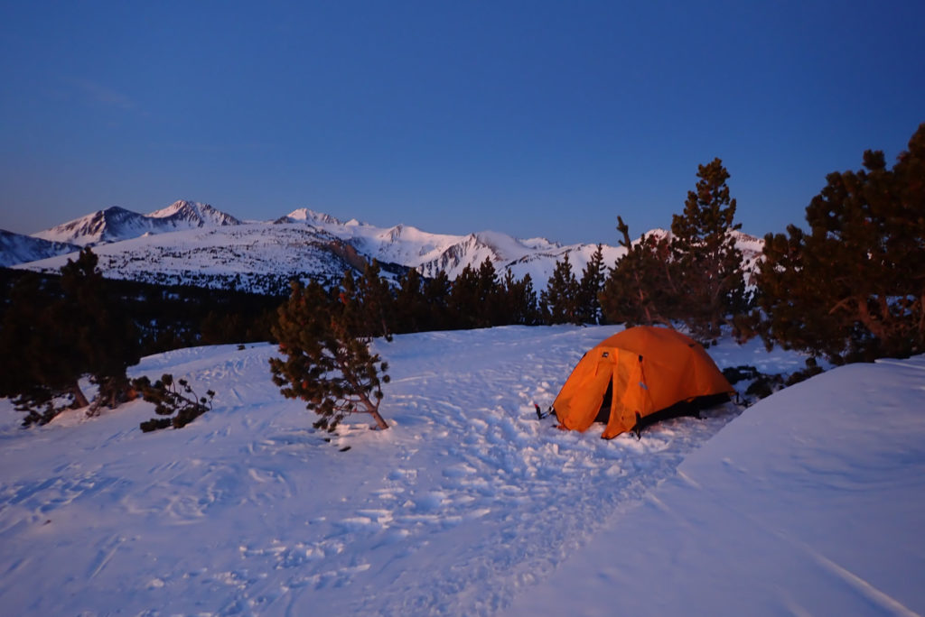 Amanece acampado en el Pic de Ginebre, 2.382 mts., a la izquierda el Puig del Pla de Bernat y detrás los Pics Perics y el Puig de La Portella Gran