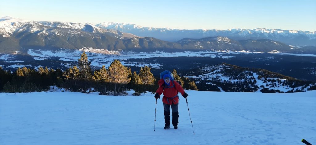 Paco llegando a la cima del Pic de Ginebre, detrás el nevado llano del Capcir