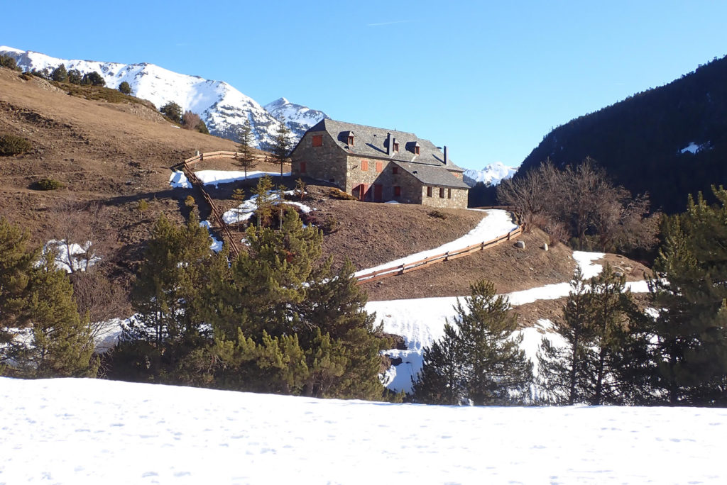 Casa Cabau, donde giraremos hacia el norte por el valle Horcalh