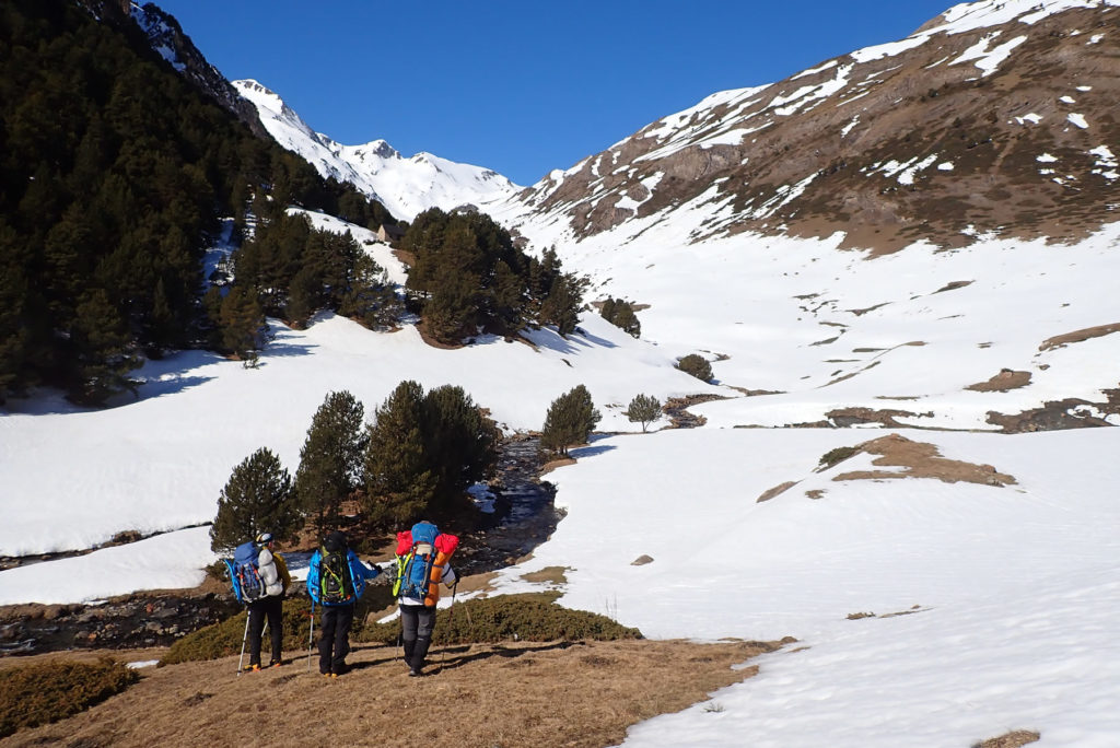 Giramos hacia el valle de Vernatar