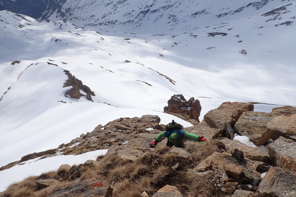 Josep bajando por la cresta sureste del Tuc de Montoliu