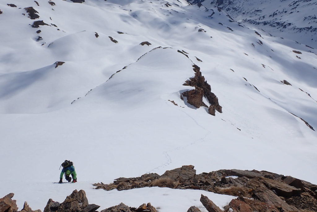 Josep bajando por la cresta sureste del Tuc de Montoliu