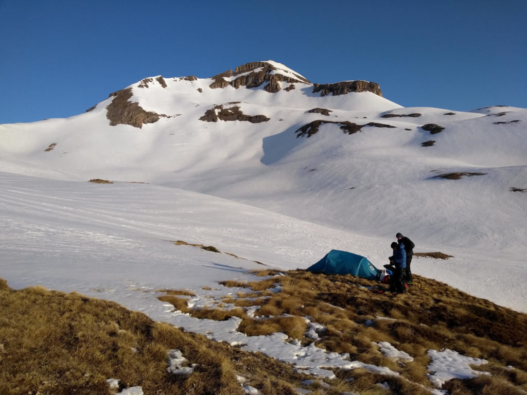 Josep y Joaquín acampando antes de llegar al Coll de Montoliu que queda al fondo a la izquierda, en el centro el Tuc de Montoliu