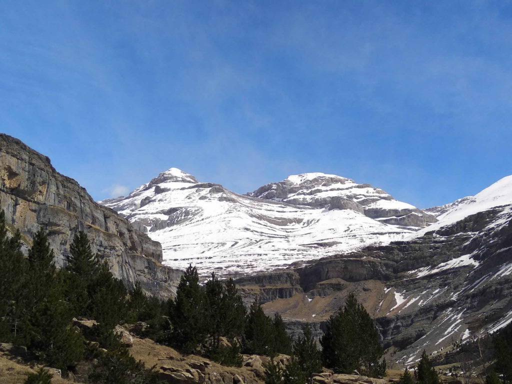 Llegando al Circo de Soaso, delante el Monte Perdido a la izquierda y el Soum de Ramond a la derecha