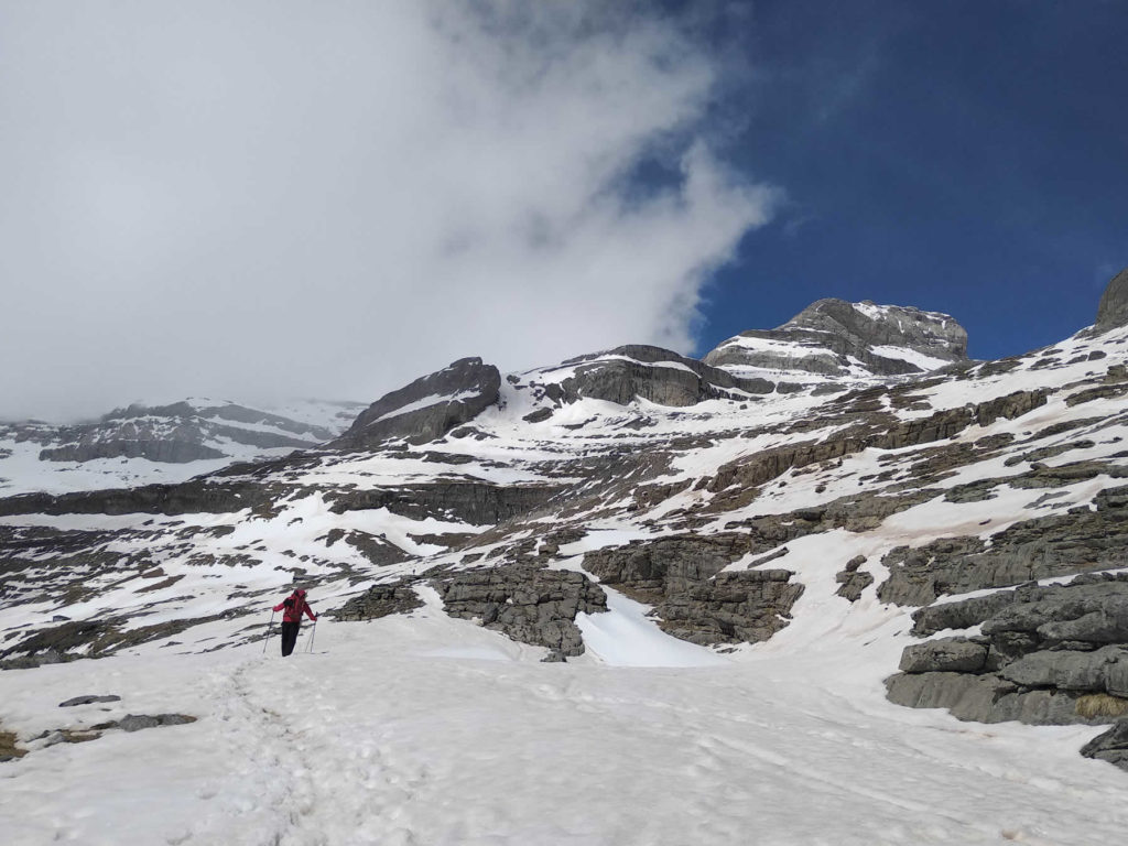 Camino del Refugio de Góriz, arriba se asoma el Cilindro de Marboré