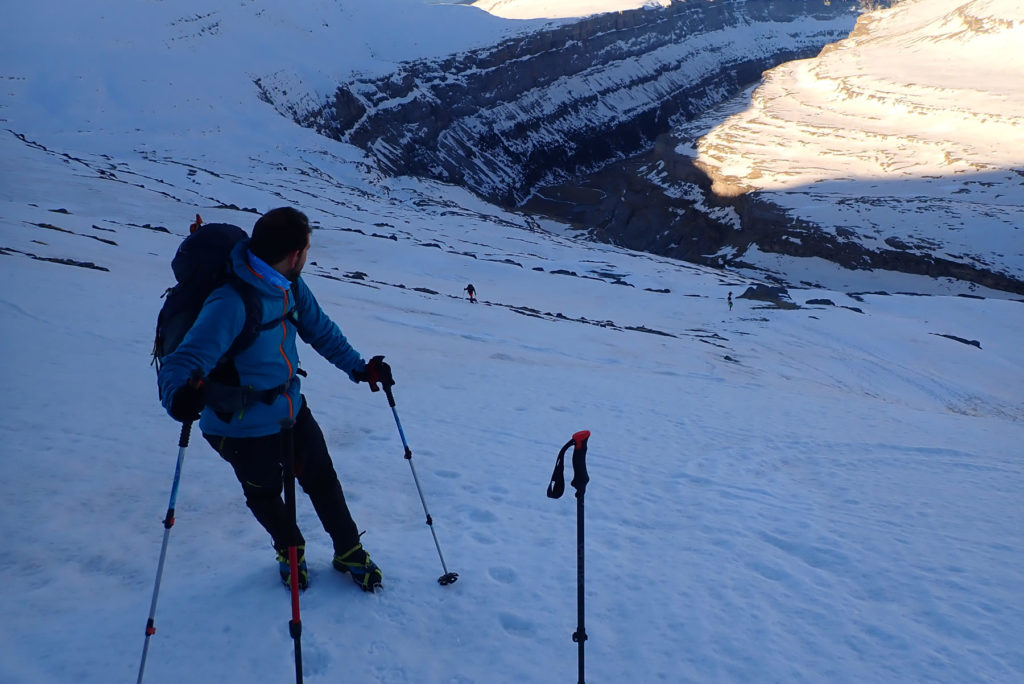 Vicente subiendo por el recorrido al Monte Perdido, abajo el Valle de Ordesa por el Circo de Soaso