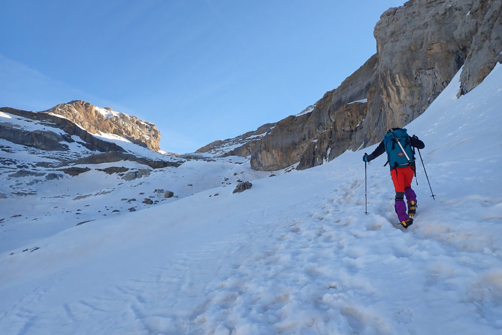 Subiendo por el recorrido de ascenso al Monte Perdido, arriba el Cilindro de Marboré