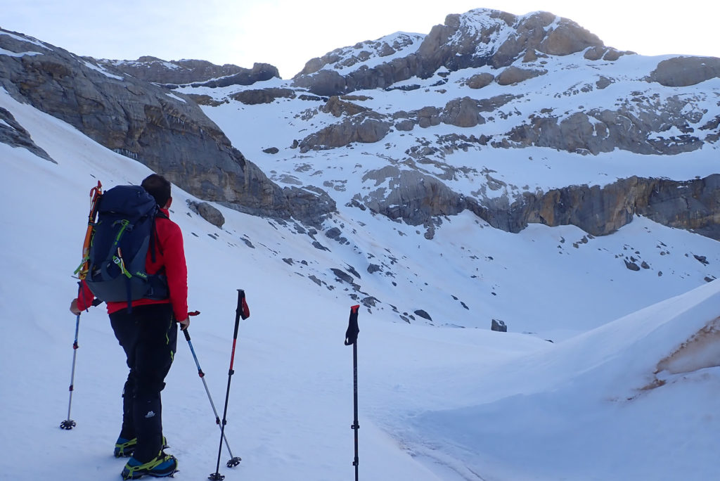 Cogemos el camino por debajo de la pared bajo el Cilindro, delante Vicente y arriba la cima del Monte Perdido