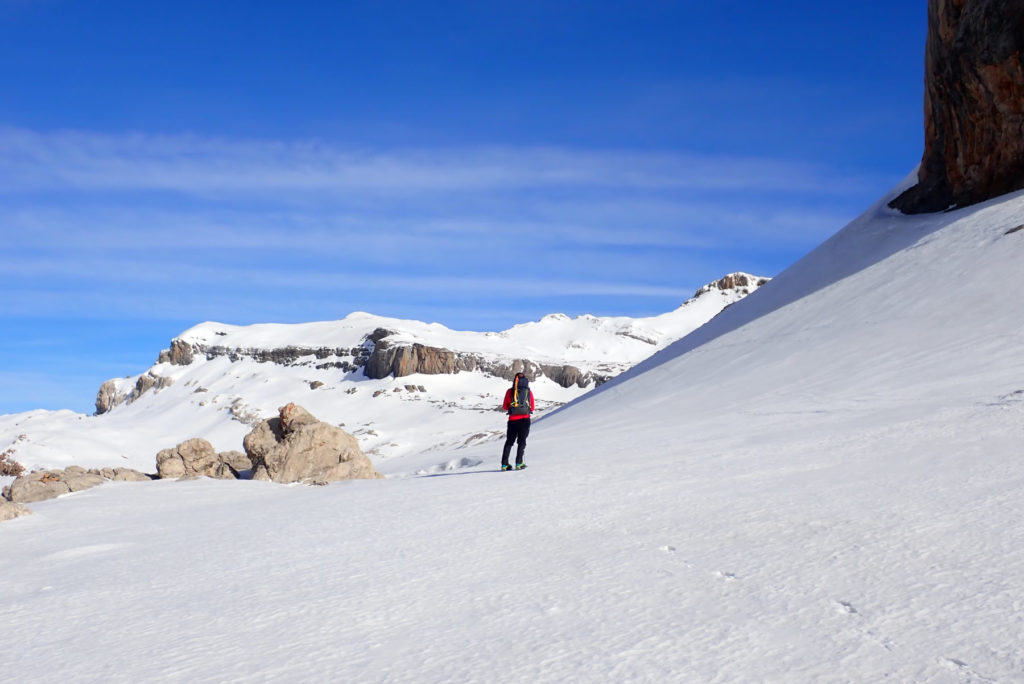 Vicente bordeando las paredes oeste del Cilindro, al fondo lo más alto el Pico Occidental o Pica de Ula en el centro, a la derecha el Pico Central o Brulle, a la izquierda la Espalda del Marboré, y arriba asomándose la Punta de Las Crepas