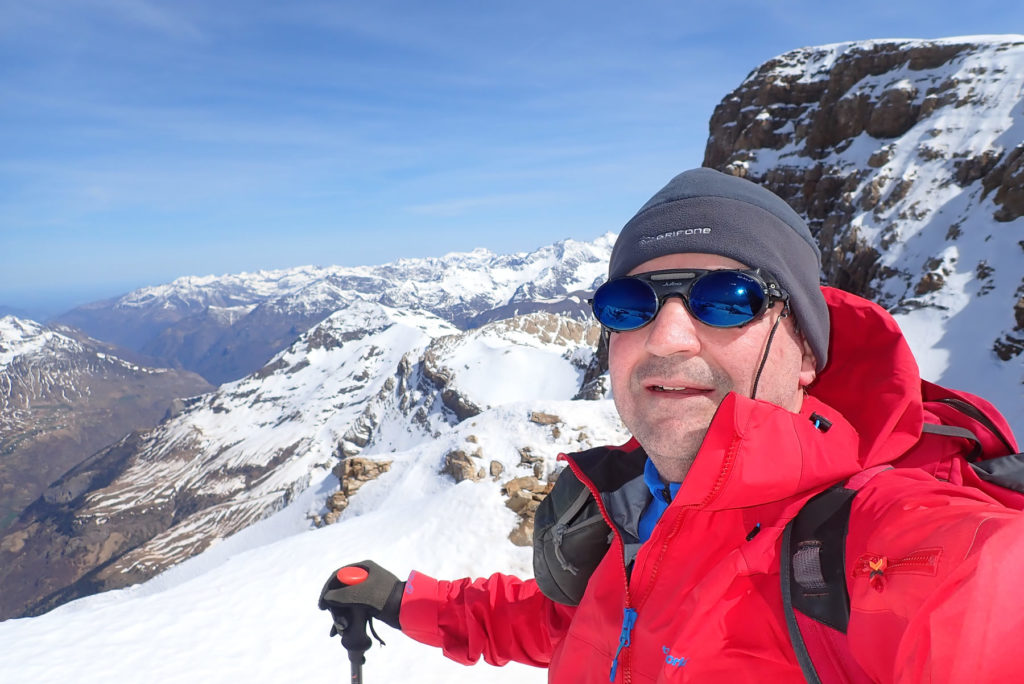 Joaquín en la cima del Pico Occidental de La Cascada o Punta de Las Crepas, 3.161 mts., arriba detrás el Marboré