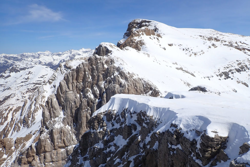 Desde la cima del Pico Occidental de La Cascada o Pica de La Ula (3.098 mts.) y de izquierda a derecha: delante la explanada nevada de la antecima del Pico Occidental, seguido del Pico Central de La Cascada o Pico Brulle en el centro, Pico Oriental o Pica de las Crepas, y arriba del todo, sobre éste, el Marboré. 