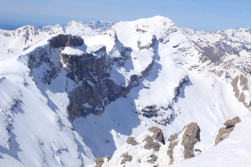 Delante de izquierda a derecha, La Torre, El Casco y el Taillón (se observa la sombra del hueco de la Brecha de Rolando bajo la Punta Bazillac)