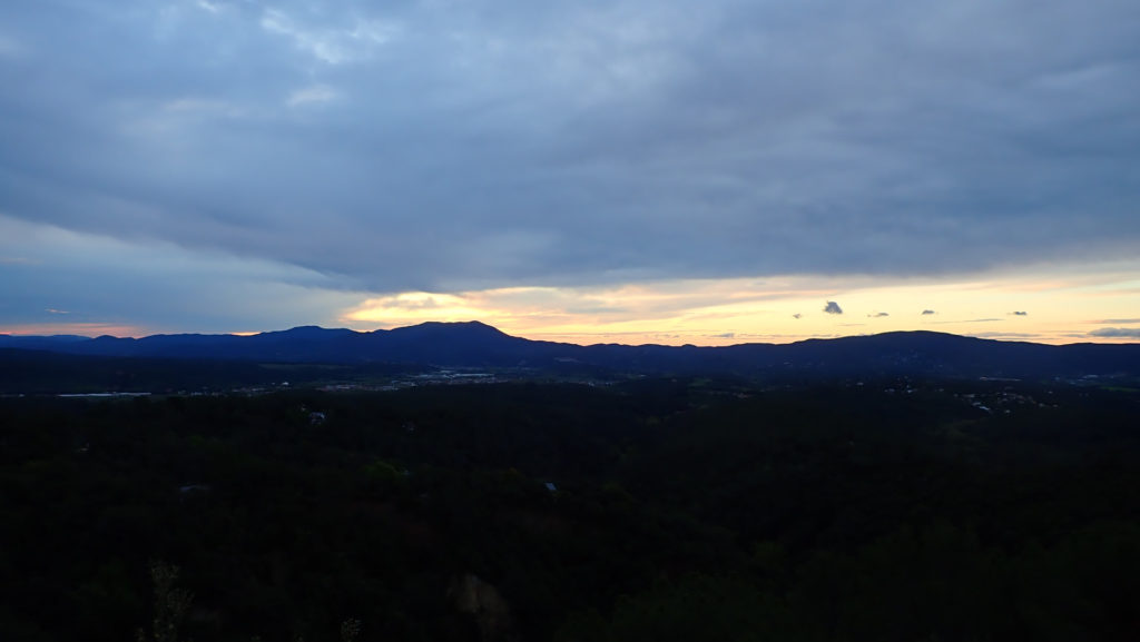 Amanece en la subida a Sant Elies con El Corredor a la derecha y el Montnegre a la izquierda