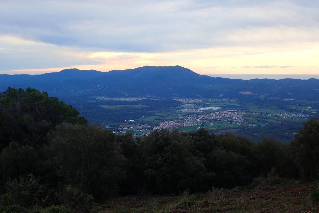 Amanece en la subida a Sant Elies con el Montnegre al fondo, abajo Sant Esteve y Santa María de Palautordera, con Sant Celoni bajo el Montnegre