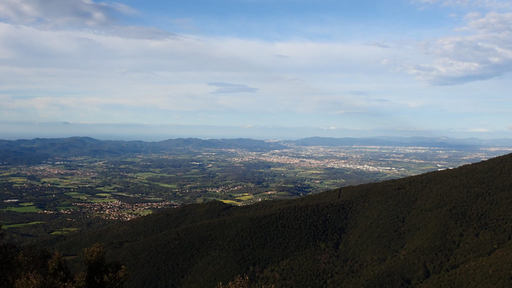 Vistas hacia el Vallès Oriental con Granollers a la derecha, Cardedeu y Cánoves en el centro, y parte de LLinars a la derecha, con la Serralada Litoral