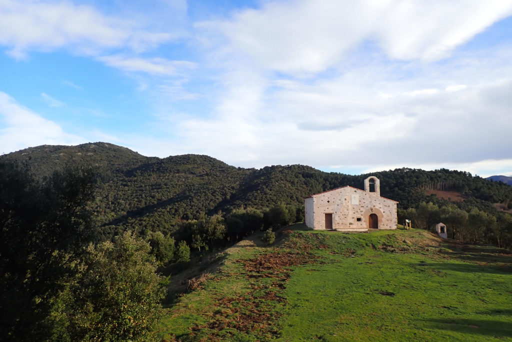 Sant Elies con el Turó de Samon a la izquierda