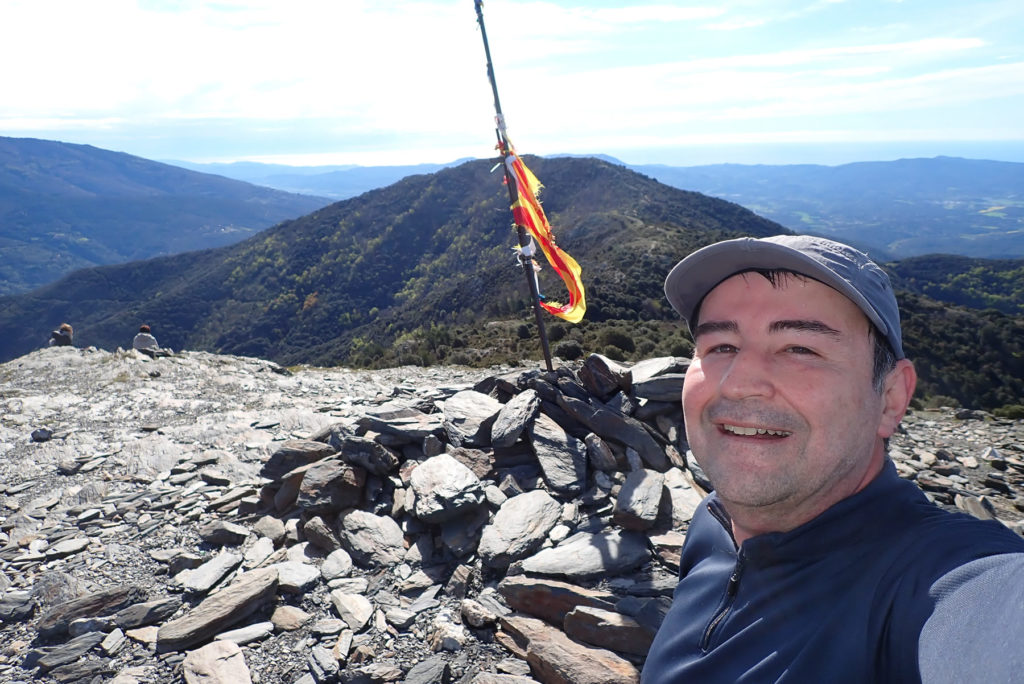 Joaquín en la la cima del Suï, 1.318 mts., con el Turó de Samon detrás