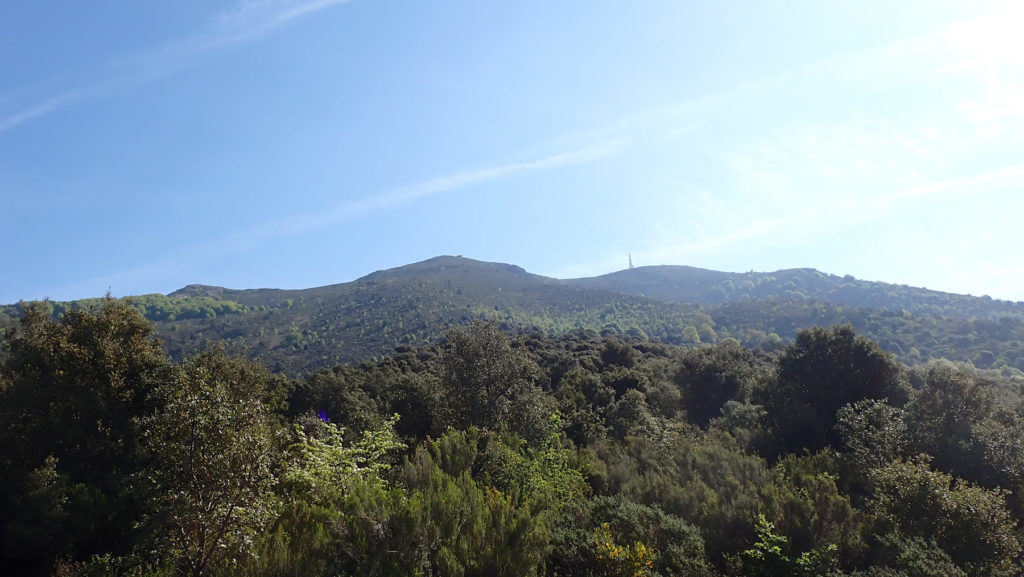 Subiendo al Turó de l'Home con el pico arriba y el Puig Sesolles con su antena