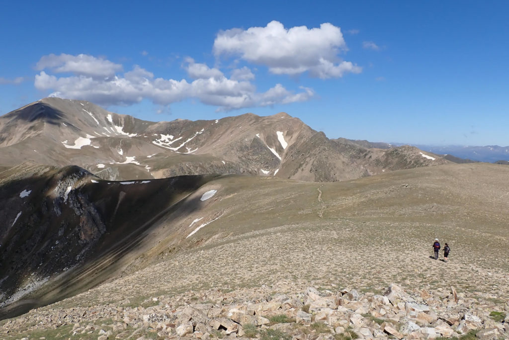 Bajando al Coll de La Geganta con el Bastiments a la izquierda y el Pic de Bacivers en el centro