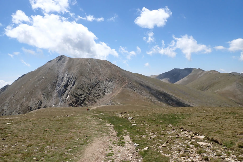 Bajando al Coll de La Marrana con el Gra de Fajol delante y el Puig de Les Borregues detrás a la derecha