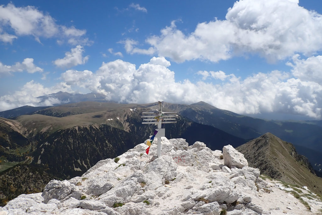 Cima del Gra de Fajol, 2.712 mts., en el centro al fondo Roca Colom (justo detrás de la cruz) y Costabona; al fondo izquierda el Canigó