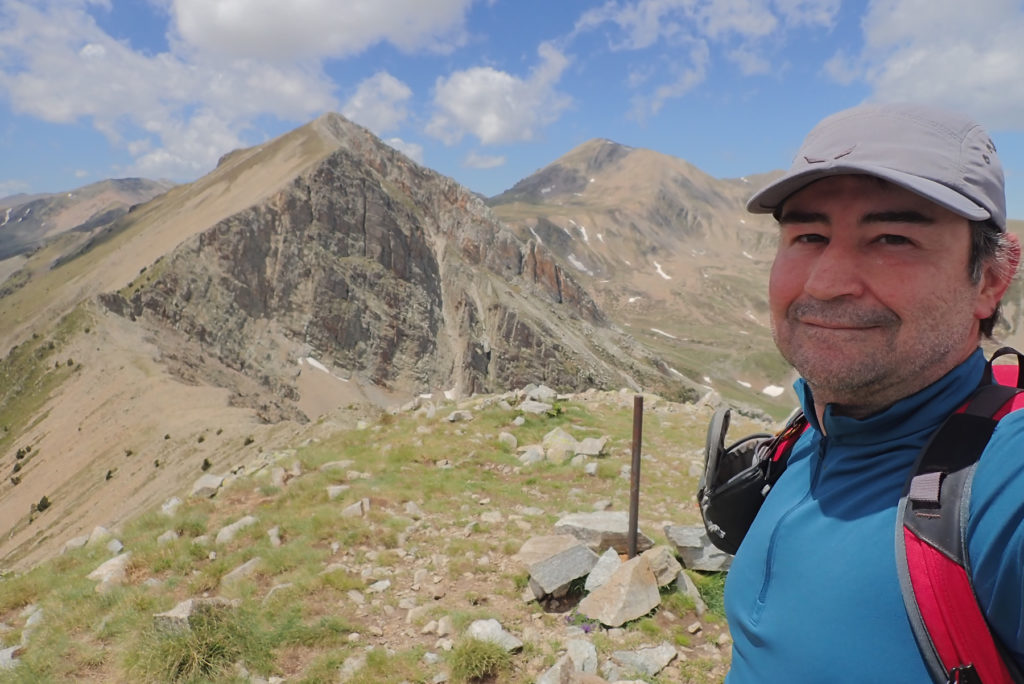 Joaquín en la cima del Gra de Fajol Petit, 2.567 mts., con el Gra de Fajol a la izquierda y el Bastiments a la derecha