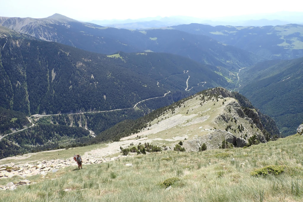 Pau llegando a la cima del Gra de Fajol Petit, a la derecha queda el cordal que acaba en la cresta sureste por la que hemos subido