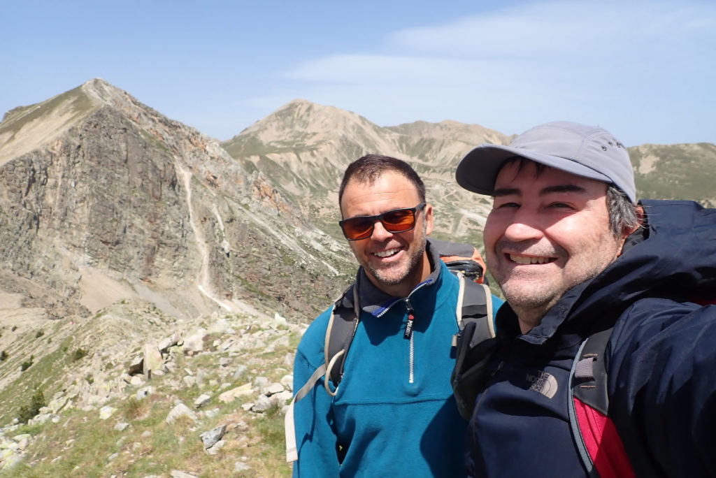 Joaquín y Pau en la cima del Gra de Fajol Petit, 2.567 mts., atrás en el centro el Bastiments y el Gra de Fajol a la izquierda